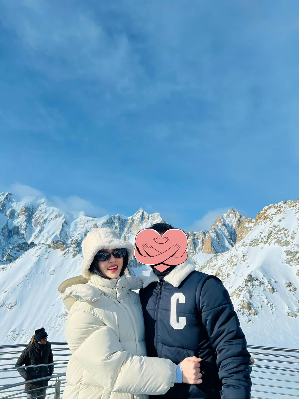 Nhờ những chỉnh sửa này mà so với trước đây, trông Chu Thanh Huyền hiện tại có phần xinh đẹp và sắc sảo hơn hẳn.