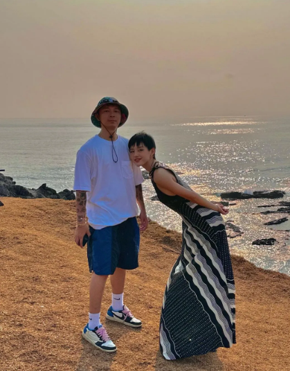 Anh hiện cũng điều hành một thương hiệu thời trang có tiếng tại Hà Nội.