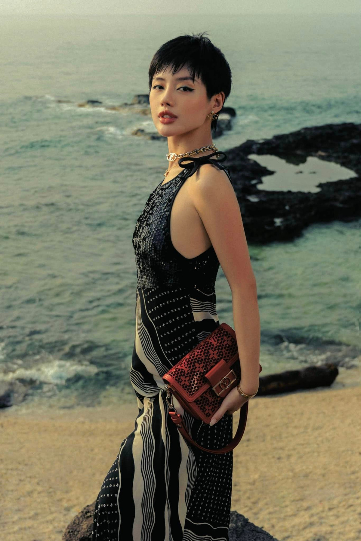 Về phía Khánh Linh, cô là fashionista Việt đình đám. Mọi người thường gọi cô là "Cô em Trendy".