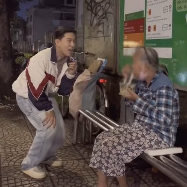 Hành động tặng đồ ăn cho cụ bà nhưng lại tỏ ý cợt nhả của Nờ Ô Nô khiến nhiều người bức xúc.