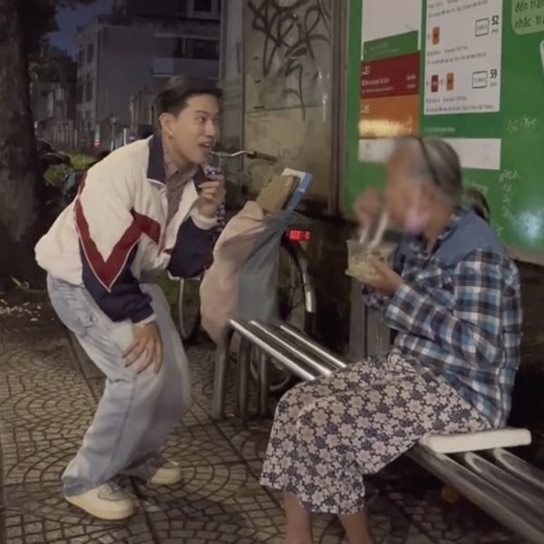 Hành động tặng đồ ăn cho cụ bà nhưng lại tỏ ý cợt nhả của Nờ Ô Nô khiến nhiều người bức xúc.