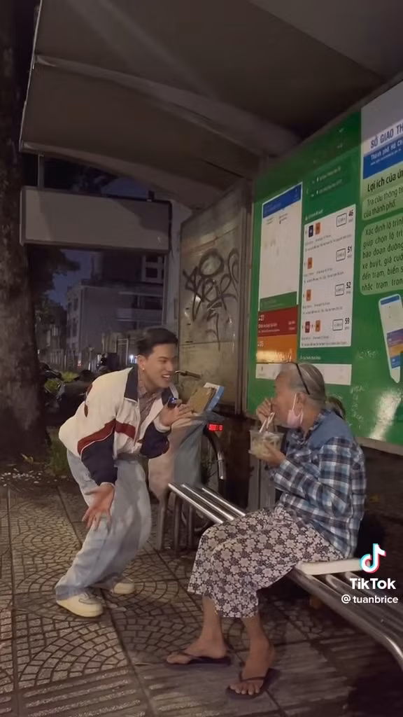 Thay vì tặng quà một cách chân thành thì TikToker này lấy đó ra để đùa cợt.