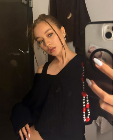 Bên cạnh ngoại hình xinh đẹp, Sakura Kirsch còn có gu thời trang giản dị, trẻ trung và không kém phần thời thượng.