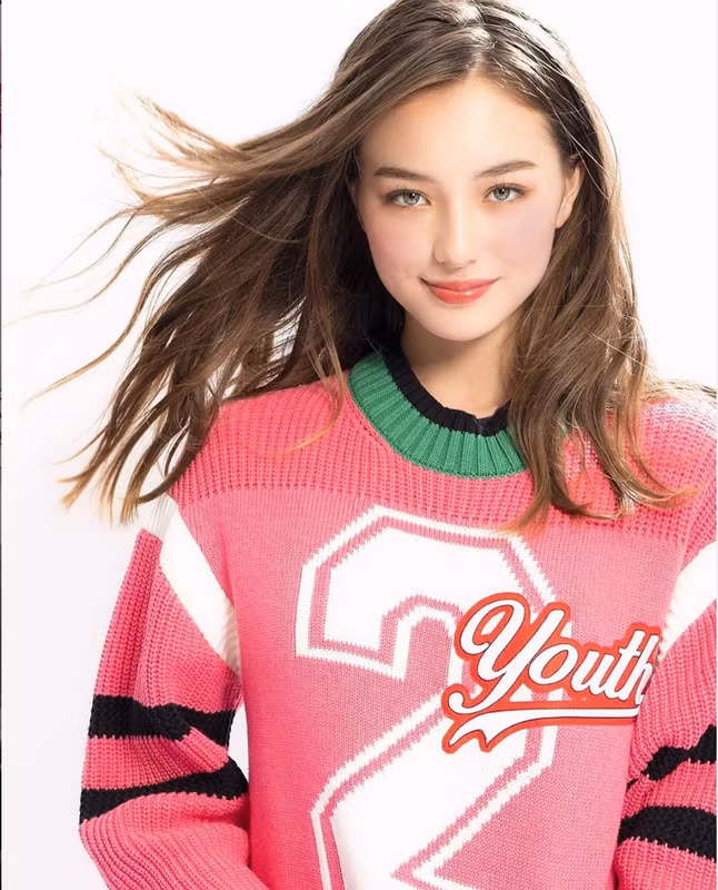 Đường nét gương mặt hoàn thiện có phần sắc sảo, cá tính hơn thời điểm trước.