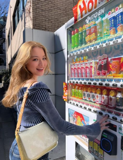 Dù còn nhỏ tuổi, Kirsch được nhiều nhiếp ảnh gia nhận xét có đôi mắt biết nói và diễn xuất đa dạng theo concept chụp hình.