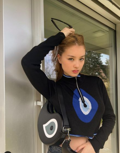 Mái tóc vàng được tạo kiểu cũng giúp cô trông thu hút hơn. Ngoài ra, cô cũng sở hữu body cân đối với đôi chân thon dài và vòng 1 nảy nở.