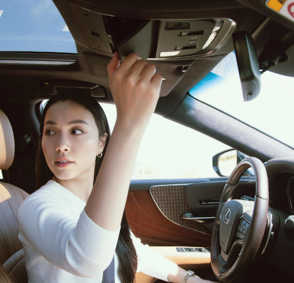 Cụ thể, Lê Hà Trúc chia sẻ: "Nay có đứa em mách là ai nói mấy điều không tốt về mình, mà thôi mình sắp 30 tuổi rồi thì có người ghét, người thích cũng thấy là chuyện bình thường. Nhưng mà trời ơi, lịch của mình kín mít, một tuần có ngày thứ hai là làm 'nghề KOL', có việc gì xử lý hết ngày đó. Còn lại là không vùi đầu ở xưởng, ở kho, không thì cũng ngồi làm máy tính. Cả thanh xuân chỉ biết xưởng chứ có quan tâm tới cái gì, tới ai đâu mà".