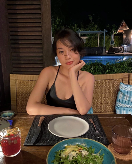 Mới đây trên Instagram, bạn gái "cơ trưởng đẹp trai nhất Việt Nam" gây chú ý khi tiết lộ chuyện bị một người nói xấu. Đáng nói hơn là phản ứng thản nhiên của cô nàng khiến netizen tò mò.