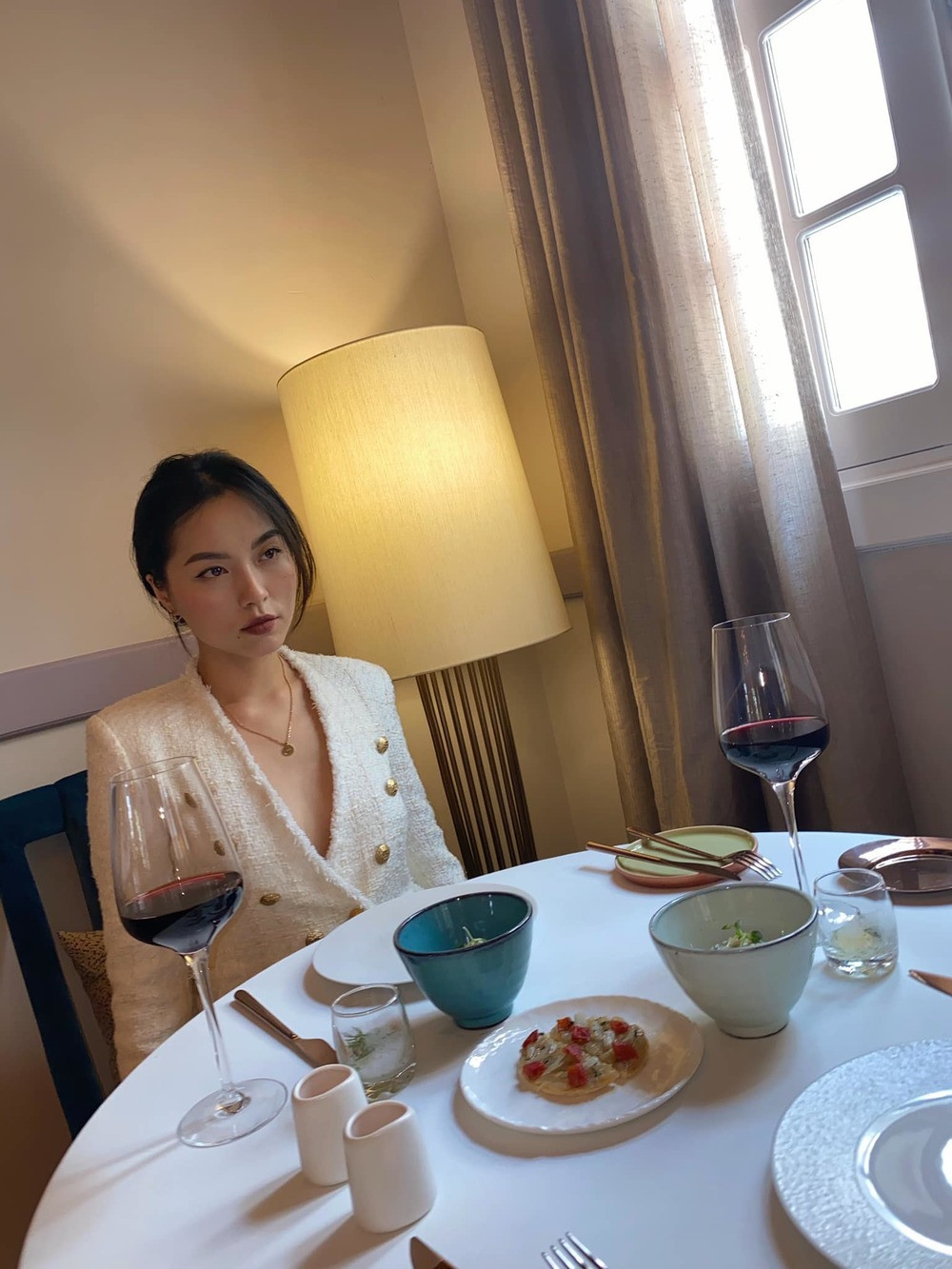 Không chỉ nổi tiếng xinh đẹp, tài năng, Lê Hà Trúc còn khiến nhiều người ngưỡng mộ bởi chuyện tình ngọt ngào với chàng cơ trưởng trẻ nhất Việt Nam Nguyễn Quang Đạt.