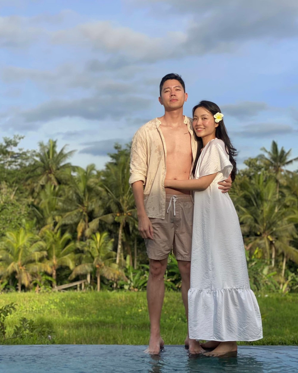 Chuyện tình ngọt ngào của cô nàng với chàng cơ trưởng trẻ nhất Việt Nam cũng được nhiều người ngưỡng mộ.