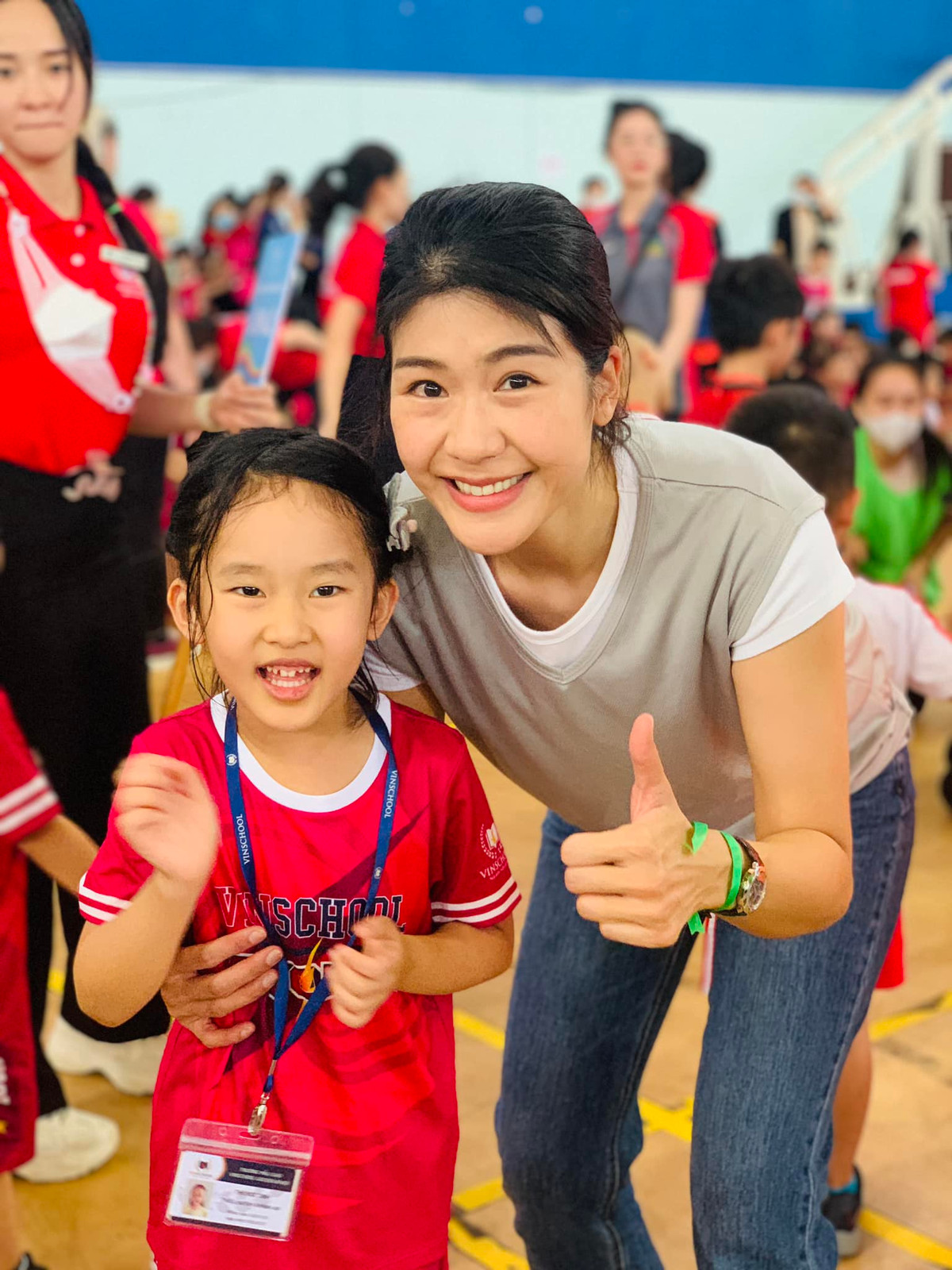 Pika từ nhỏ đã được khen ngợi sở hữu nhiều nét đẹp của mẹ, nhất là đôi mắt cười và một khuôn miệng cười duyên.