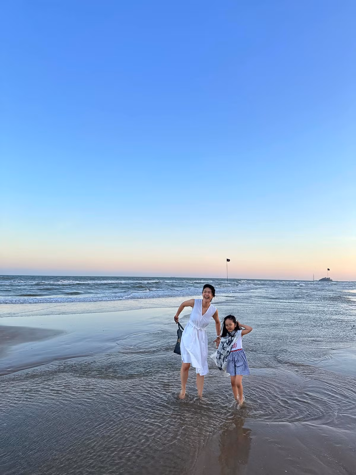 Mới đây nhất, "nữ cơ trưởng xinh nhất Việt Nam" chia sẻ hình ảnh với con gái tên thường gọi là Pika, khoảnh khắc thu hút sự chú ý của mọi người vì cô bé giớ đây đã lớn phổng phao, đặc biệt mang gen cao của mẹ.