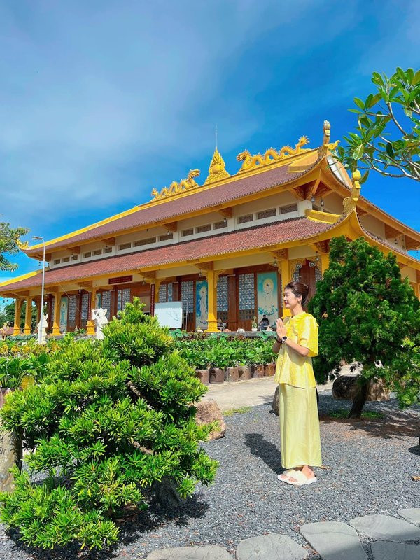 Huỳnh Lý Đông Phương là một người khá kín tiếng, cô ít khi xuất hiện trên mạng xã hội.