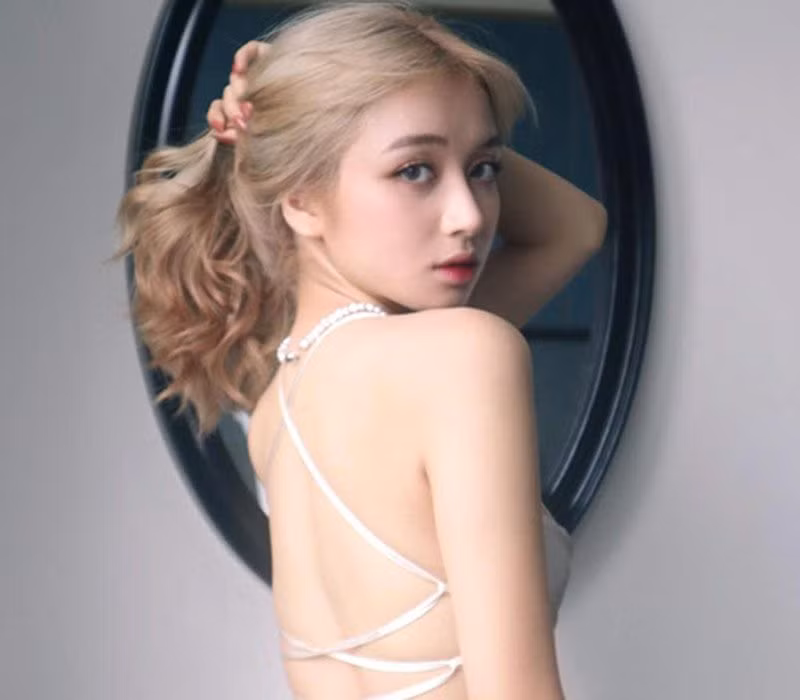 Diệu Anh thu hút sự chú ý với gương mặt đáng yêu cùng đôi mắt to tròn "biết nói", sống mũi cao và làn da trắng mịn không tỳ vết.