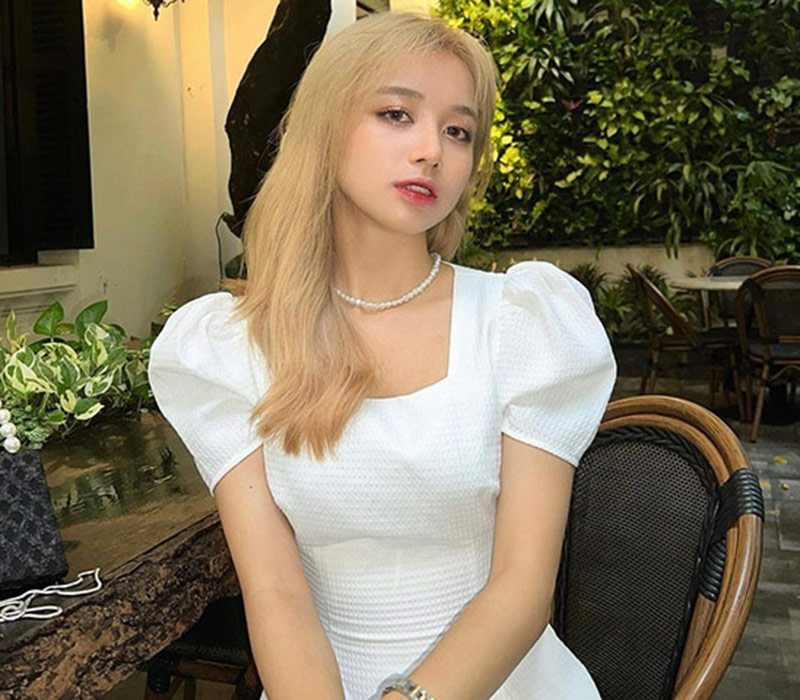 Gương mặt của Diệu Anh được trang điểm kỹ càng đồng thời vóc dáng cũng trở nên gợi cảm hơn xưa rất nhiều.