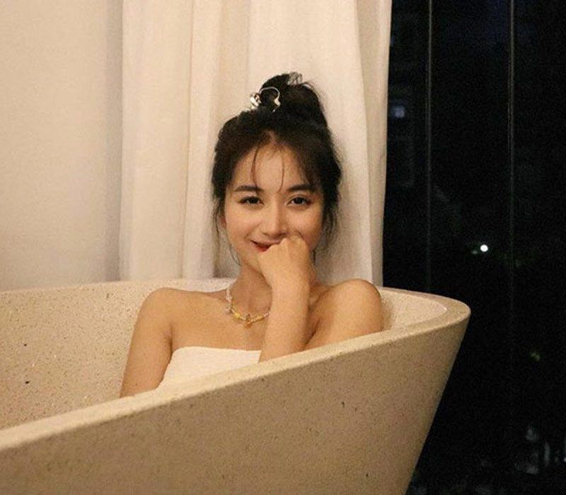 Từ mái tóc đen cô nàng giờ chuộng tóc bạch kim thời thượng.