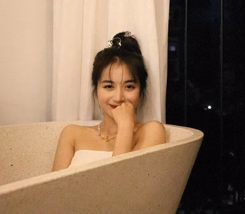 Từ mái tóc đen cô nàng giờ chuộng tóc bạch kim thời thượng.