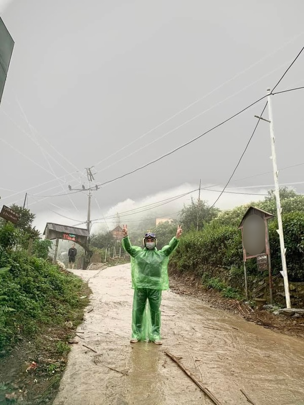 Nhìn hình ảnh 2 bạn trẻ mặc áo mưa, ngồi bệt ở Sống lưng khủng long với vẻ mặt thất thần, chán không buồn nói khiến ai cũng bật cười.