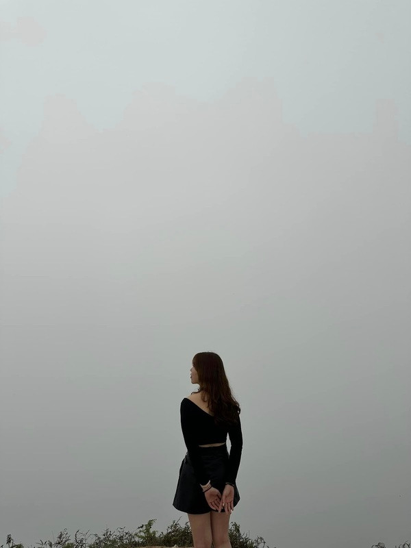 Săn mây Tà Xùa được các bạn trẻ đùa rằng là dịp để “test nhân phẩm”. Tuy nhiên nhìn hình ảnh các bạn trẻ lặn lội đường xá xa xôi để đến đón mây ở Tà Xùa nhưng lại chỉ gặp mây mù khiến nhiều người bật cười.