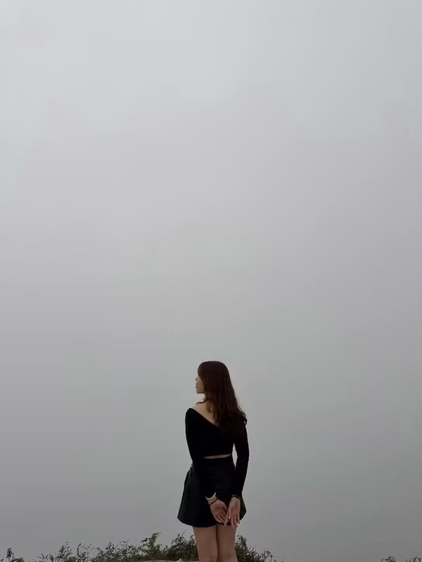 Săn mây Tà Xùa được các bạn trẻ đùa rằng là dịp để “test nhân phẩm”. Tuy nhiên nhìn hình ảnh các bạn trẻ lặn lội đường xá xa xôi để đến đón mây ở Tà Xùa nhưng lại chỉ gặp mây mù khiến nhiều người bật cười.