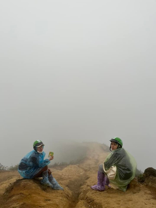 Các bạn trẻ đều rất háo hức cho chuyến đi với hy vọng sẽ săn được cảnh mây như nhiều người. Thế nhưng, khi đến nơi, các bạn cũng gặp mây nhưng lại là mây mù.