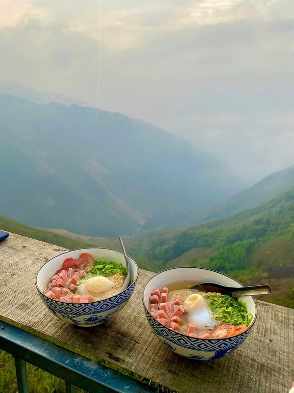 Bát mì với view “triệu đô” nhưng nay lại chỉ thấy mây mù giăng lối.