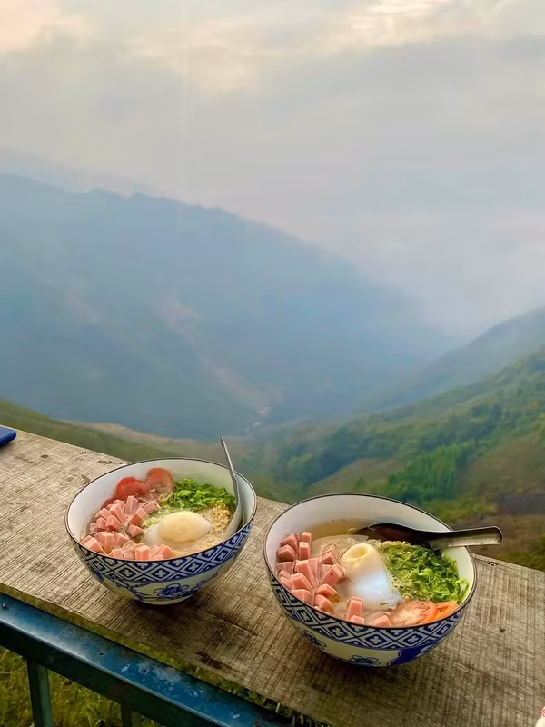 Bát mì với view “triệu đô” nhưng nay lại chỉ thấy mây mù giăng lối.