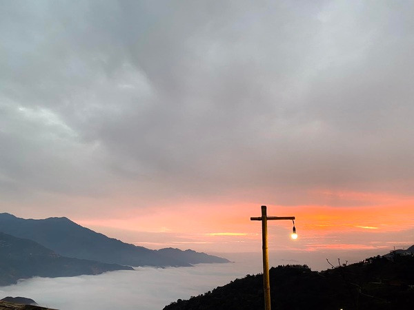 Thế nhưng, đôi khi không phải lúc nào thời tiết Tà Xùa cũng ủng hộ để có những bức hình săn mây sống ảo rực rỡ, giống như những bạn trẻ dưới đây.