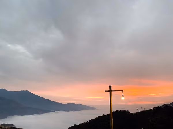 Thế nhưng, đôi khi không phải lúc nào thời tiết Tà Xùa cũng ủng hộ để có những bức hình săn mây sống ảo rực rỡ, giống như những bạn trẻ dưới đây.