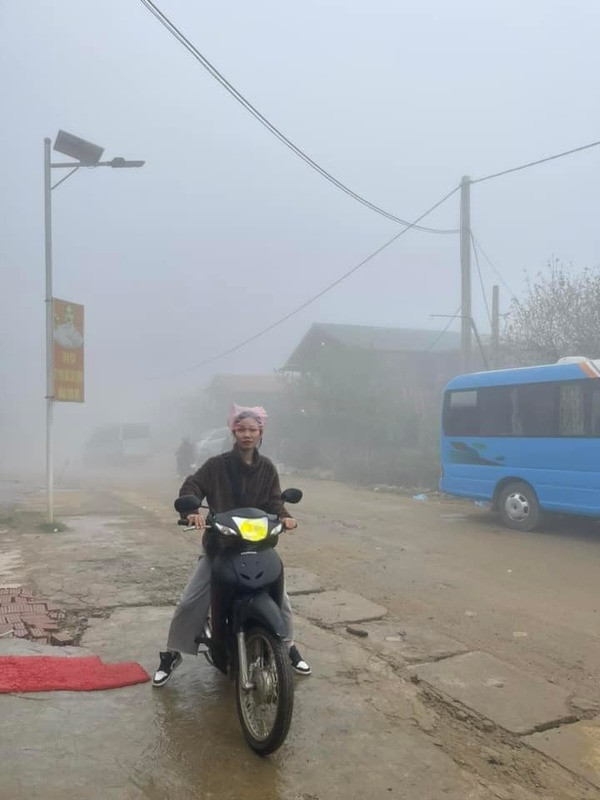 Cất công lên Tà Xùa nhưng gặp phải mây giăng kín lối, thậm chí còn tạo thành sương dày đặc, giống như trời mưa, buộc các bạn trẻ phải mặc áo mưa.