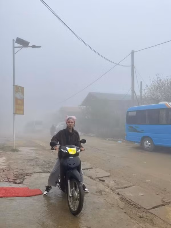 Cất công lên Tà Xùa nhưng gặp phải mây giăng kín lối, thậm chí còn tạo thành sương dày đặc, giống như trời mưa, buộc các bạn trẻ phải mặc áo mưa.