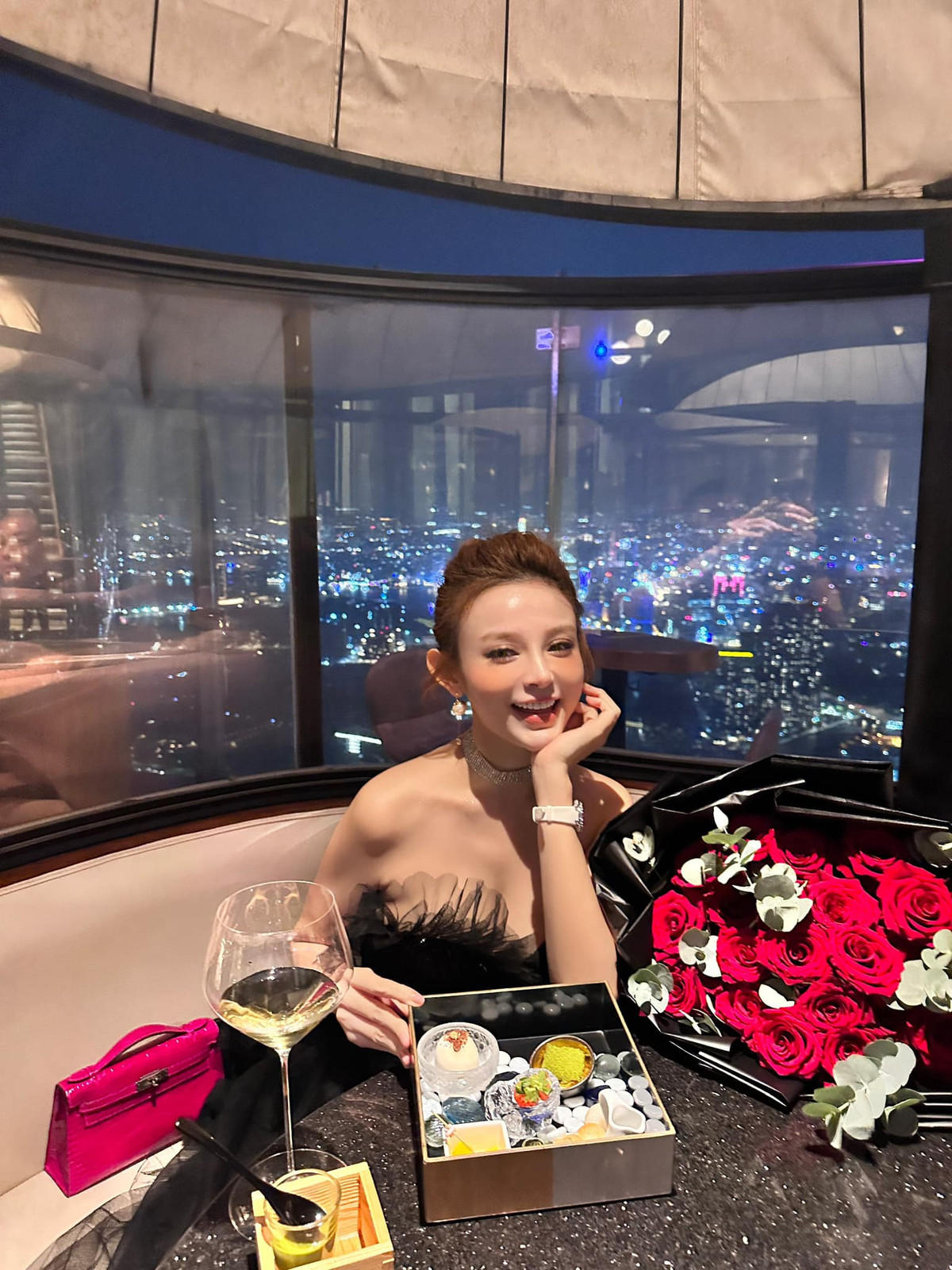 Huyền Baby khiến nhiều người lóa mắt bởi cuộc sống hưởng thụ, thường xuyên đi du lịch đây đó.