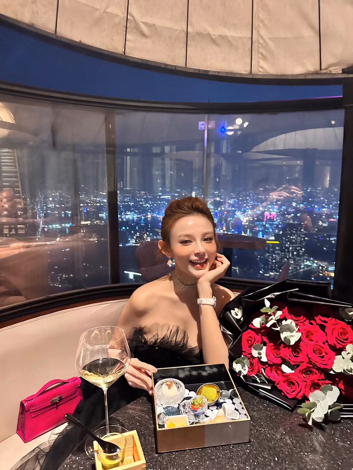 Huyền Baby khiến nhiều người lóa mắt bởi cuộc sống hưởng thụ, thường xuyên đi du lịch đây đó.