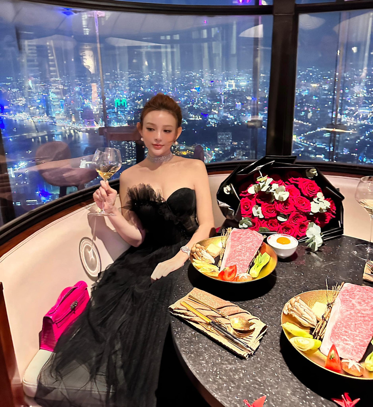 Điều khiến nhiều người ấn tượng chắc chắn phải kể đến việc Huyền Baby được chồng đại gia chiều chuộng hết mực, đáp ứng mọi nhu cầu của cô nàng. Ảnh: FBNV