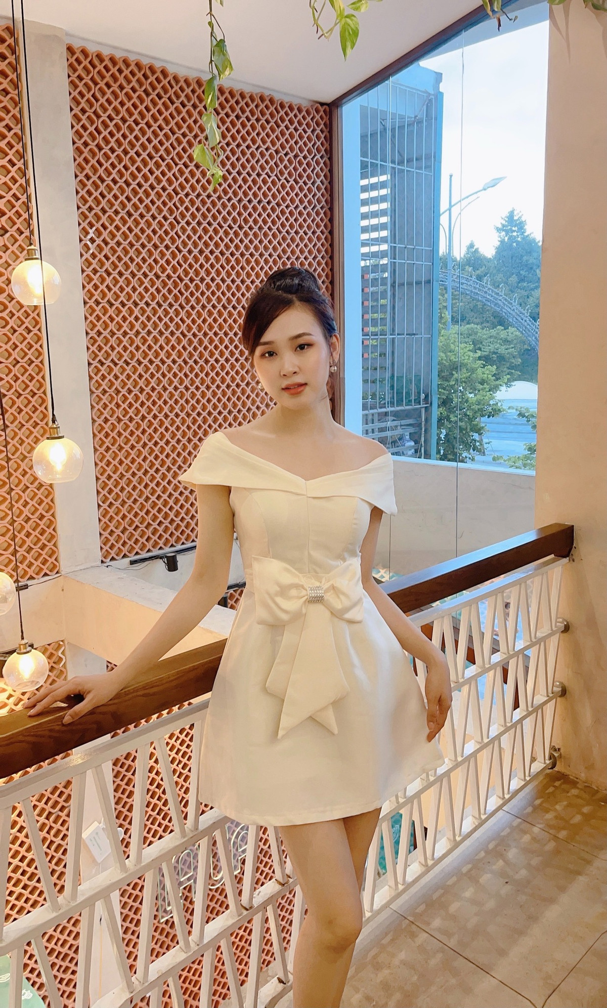 Khác với gu ăn mặc kín đáo dẫn sóng, ngoài đời, Thảo Vi có phong cách đa dạng.