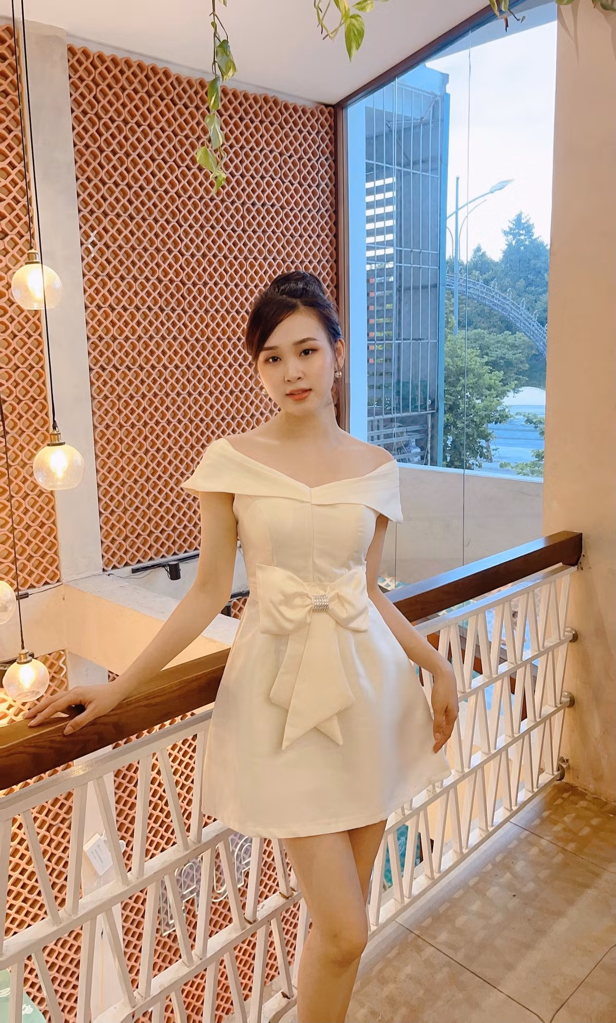 Khác với gu ăn mặc kín đáo dẫn sóng, ngoài đời, Thảo Vi có phong cách đa dạng.