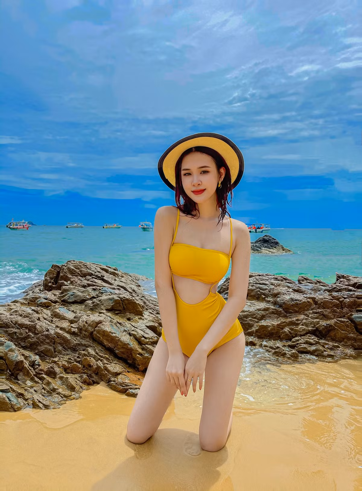 Nàng hot girl sở hữu chiều cao cân đối 1m67, nặng 47kg và có số đo 3 vòng thon gọn 89 - 63 - 90.