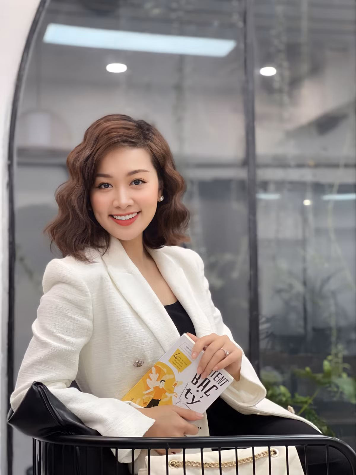 Sở hữu chiều cao 1m68 cùng vóc dáng chuẩn, nữ MC xinh đẹp từng tham dự cuộc thi Người mẫu Quý bà Việt Nam 2018.