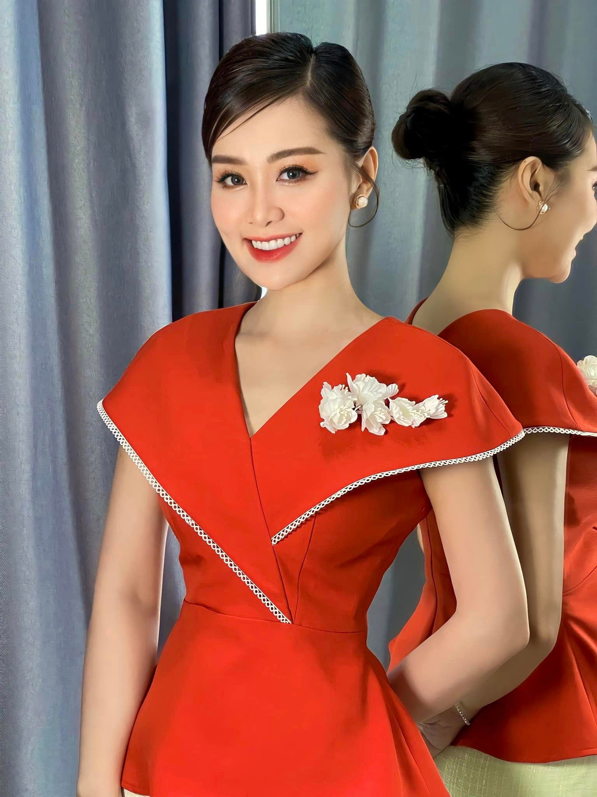 Lê Hà Phương (sinh năm 1988) được biết đến là một giảng viên, nữ MC Đài PTTH Nghệ An.
