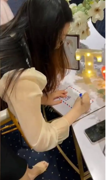 Cô gái cũng đã góp vui cho buổi tiệc bằng giọng ca của mình, cùng với đó không quên đi kèm phong bì chúc phúc cô dâu chú rể.