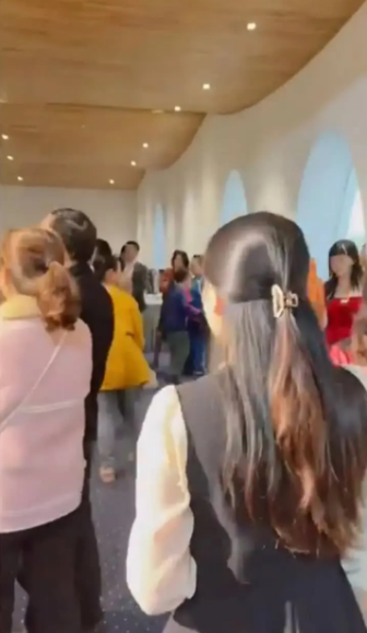 Trong clip cô gái tự giới thiệu mình sẽ thực hiện trào lưu này, cô ăn mặc chỉn chu trà trộn cùng người chụp ảnh đi theo sau đó tiệc cưới.