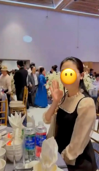 Không ít người chế giễu và cho rằng hành động kém duyên trên không mấy hay ho chút nào.