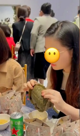 Tiệc cưới vốn dĩ đã được tính toán từ trước để lên số lượng mâm cỗ, bởi vậy việc phát sinh người như thế này rất khó cho gia chủ.