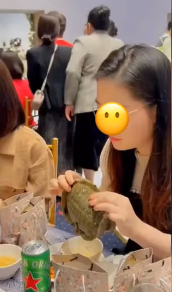 Tiệc cưới vốn dĩ đã được tính toán từ trước để lên số lượng mâm cỗ, bởi vậy việc phát sinh người như thế này rất khó cho gia chủ.