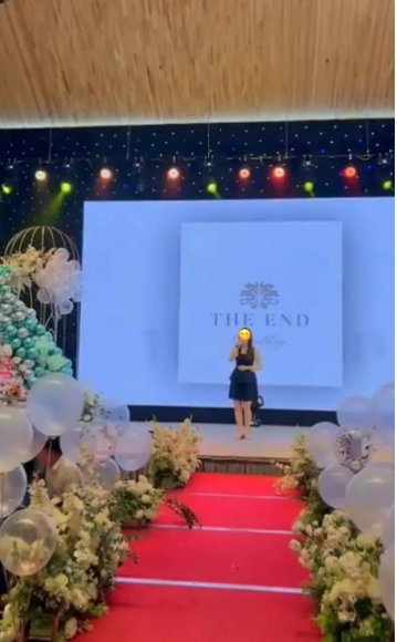 Cô nàng đưa ta lời giải thích rằng mình đã liên hệ bên tiệc cưới xin phép và đã được người nhà cô dâu chú rể cho phép từ trước, chỉ là mọi người chưa biết mặt nhau thôi.