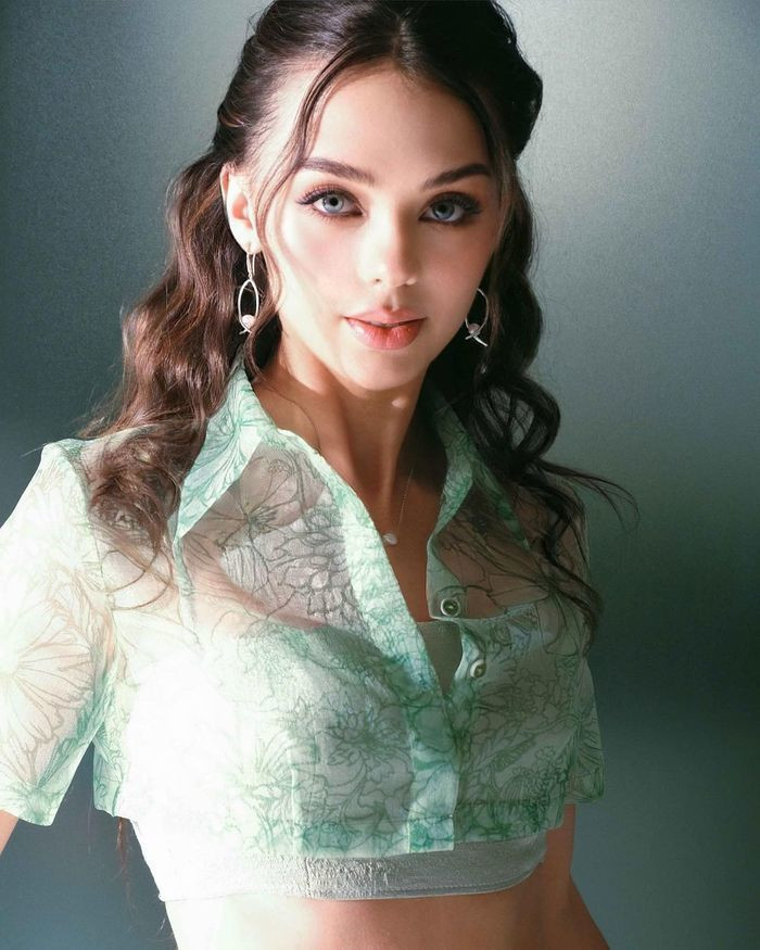 Trong show thời trang ở Phú Quốc mới đây, Dianka có những khoảnh khắc cực kì cá tính khi catwalk trên sân khấu nước.