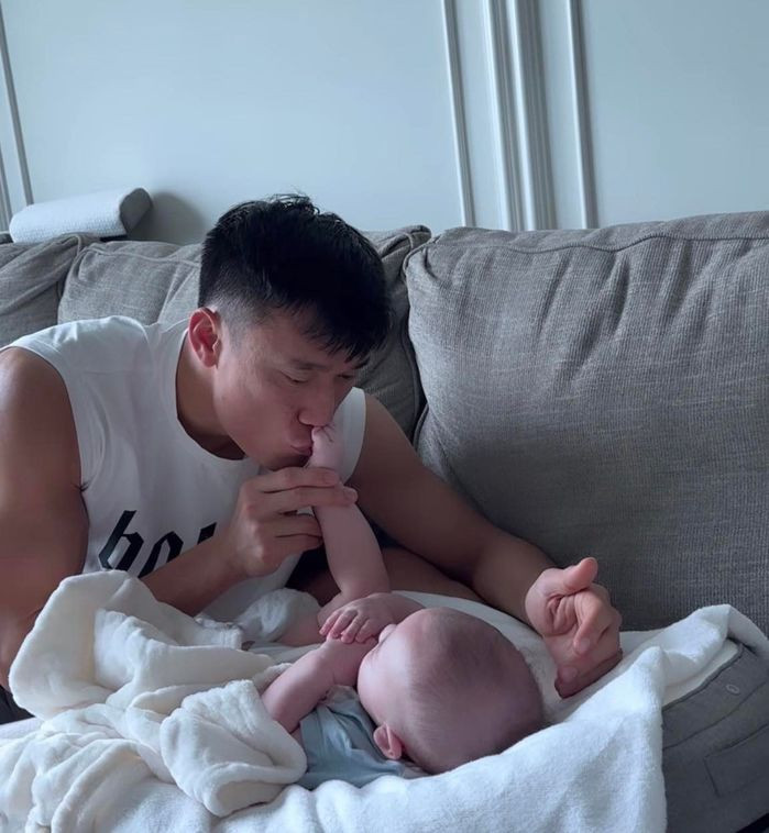 Mới đây trên trang cá nhân Dianka hào hứng chia sẻ khoảnh khắc Bùi Tiến Dũng chơi đùa với nhóc tì để vợ đi làm khiến ai cũng thích thú.