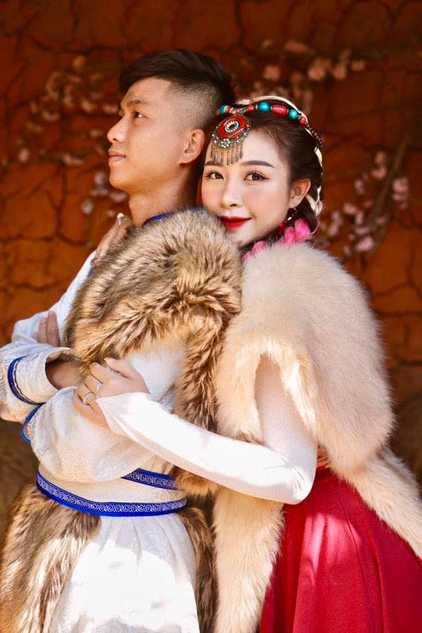 Không chỉ tập trung thi đấu bóng đá, Phan Văn Đức còn dành tiền đầu tư khách sạn tại Cửa Lò, Nghệ An. Tuy nhiên, do thường xuyên xa nhà, bận rộn thi đấu trên sân cỏ nên công việc quản lý chủ yếu do vợ anh làm.