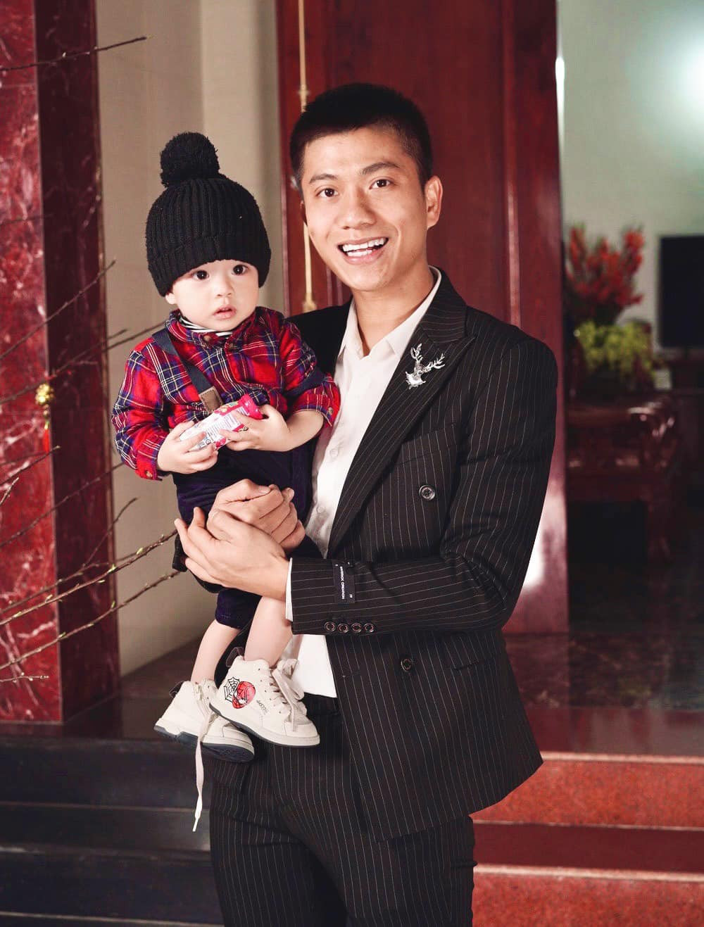 Dù chưa rõ thực hư nhưng số tiền anh nhận được mỗi tháng cũng đủ để cho thấy độ giàu có của chàng cầu thủ xứ Nghệ này.