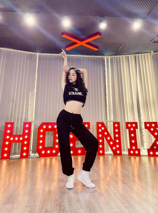 Ngoài đời, cô ăn mặc sành điệu, trẻ trung, gợi cảm và phối đồ rất phong cách.